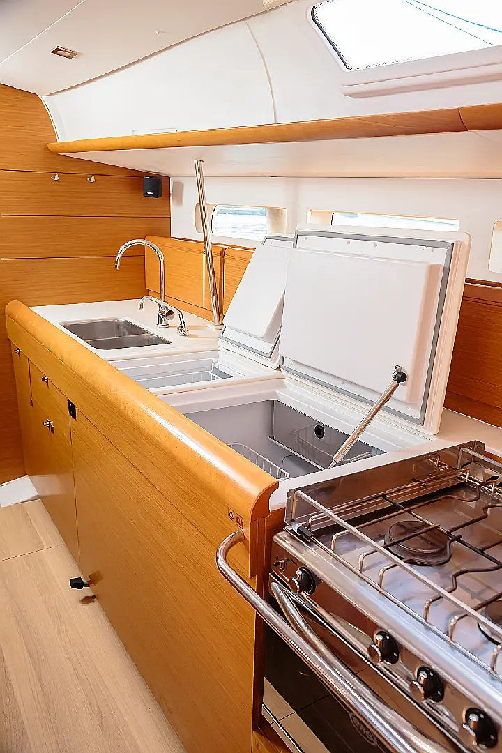 Sun Odyssey 519 - cucina