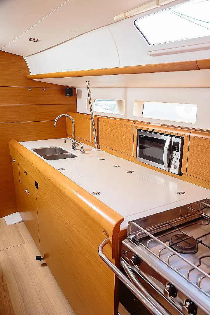 Sun Odyssey 519 - cucina