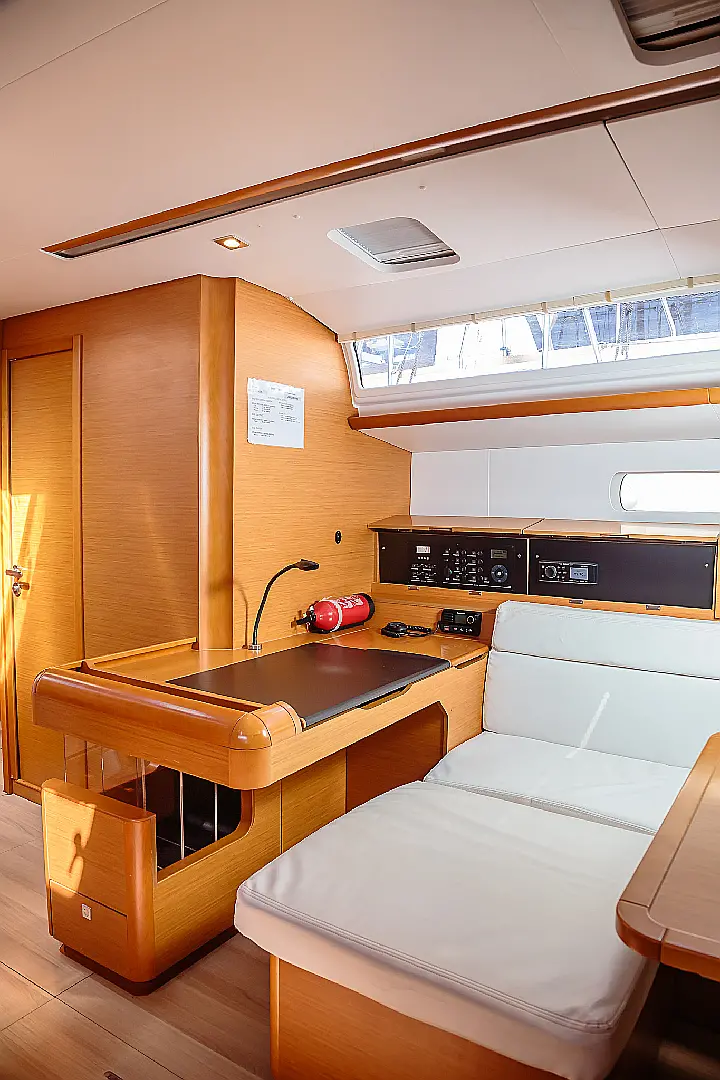 Sun Odyssey 519 - piano carteggio