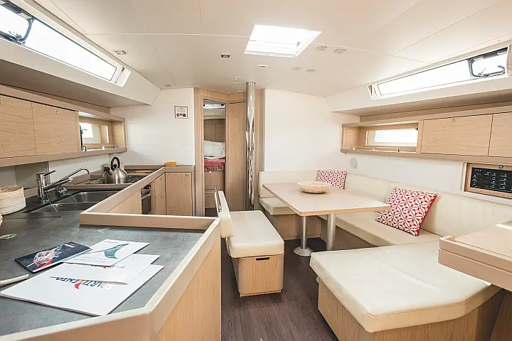 Oceanis 45 - dinette