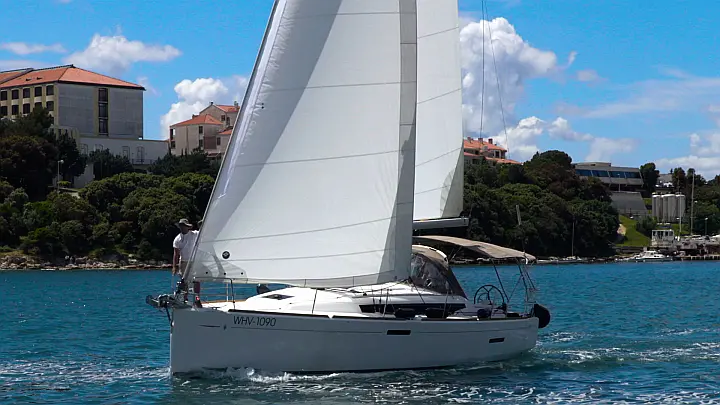 Sun Odyssey 389 - Outside