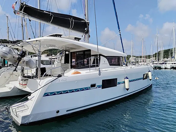 Lagoon 42 - External image