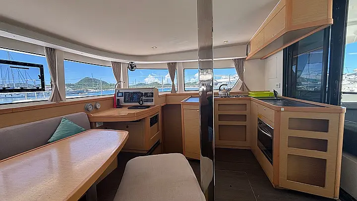 Lagoon 42 - Salon/Nav
