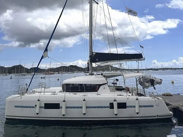Lagoon 42 - External image
