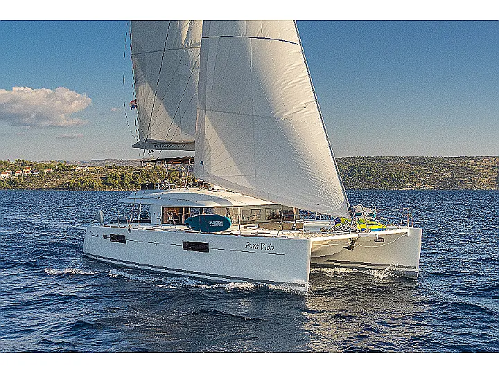 Lagoon 560 S2 (2016) equipped with generator, AC (saloon+cabins), water maker, ice maker, microwave oven, dishwasher, underwater lights, 2 X S.U.P. , water ski & tube, 8 snorkel. sets - External image