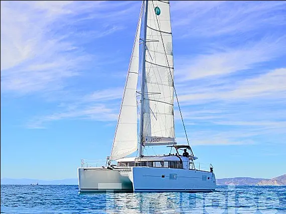 Lagoon 400 S2.