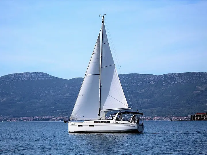 Beneteau Oceanis 35 - External image