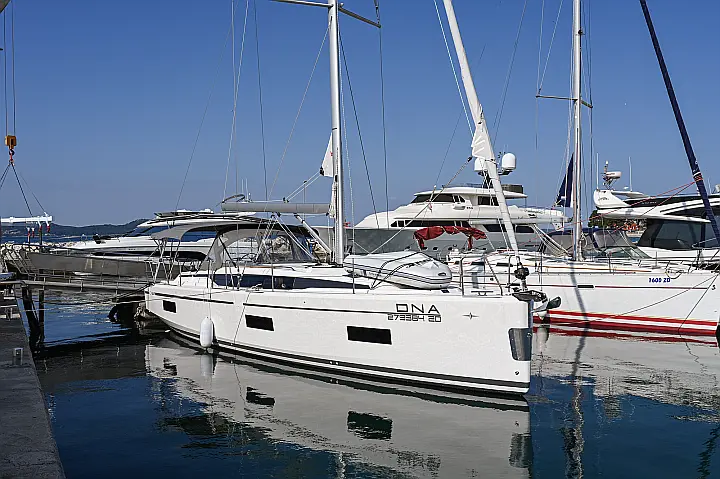 Bavaria C42 - 