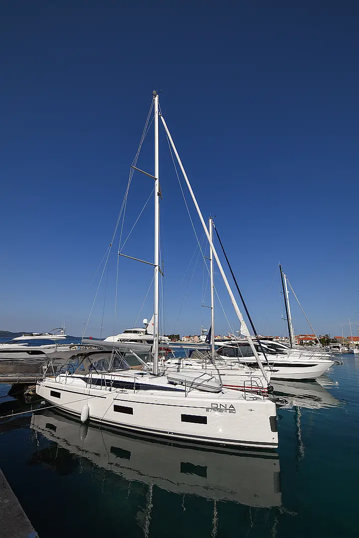 Bavaria C42 - 