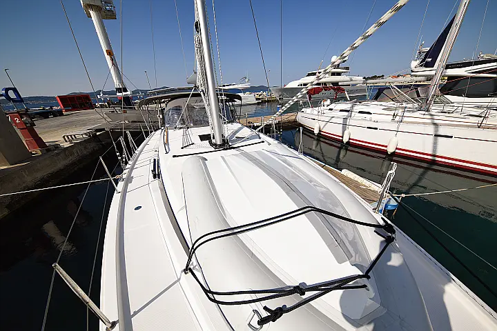 Bavaria C42 - 