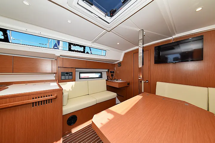 Bavaria C42 - 