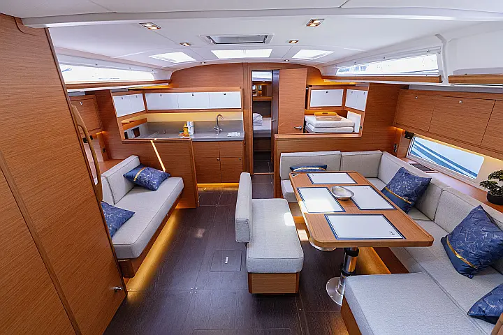 Dufour 470 owner layout - 