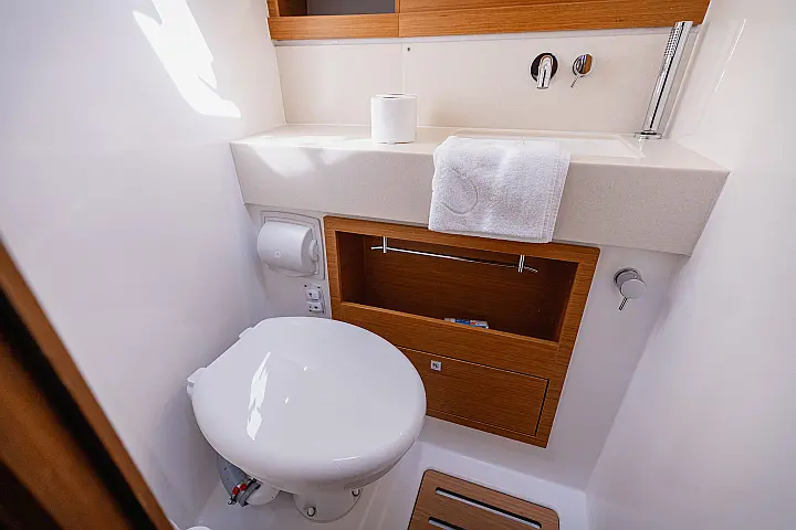 Dufour 470 owner layout - 