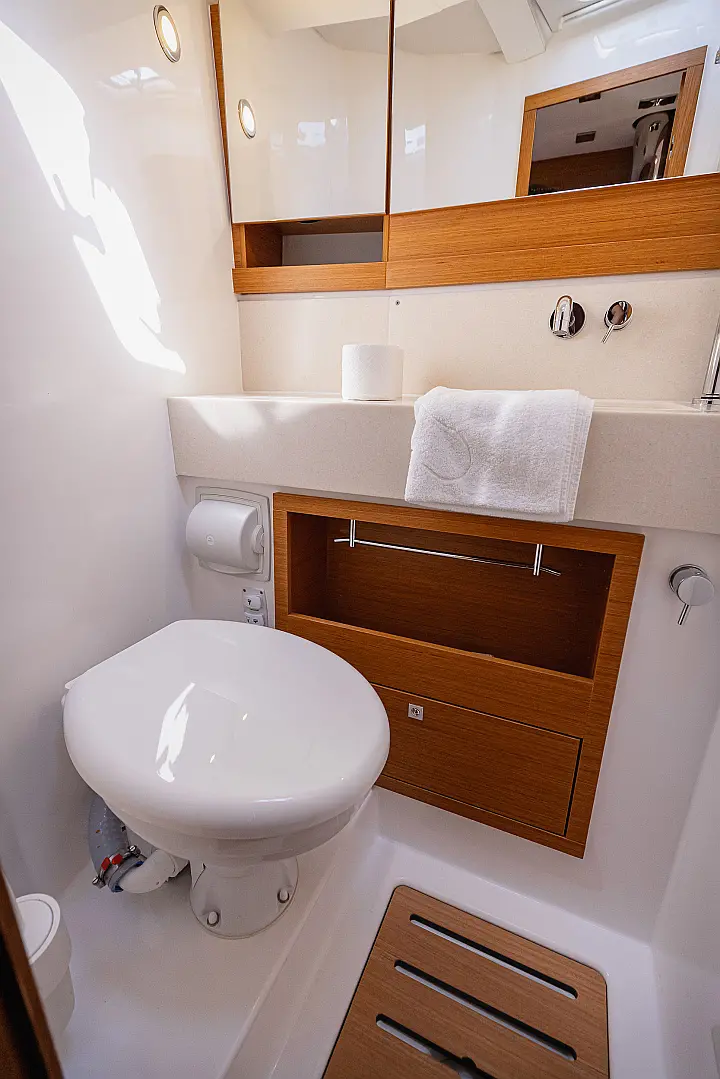 Dufour 470 owner layout - 