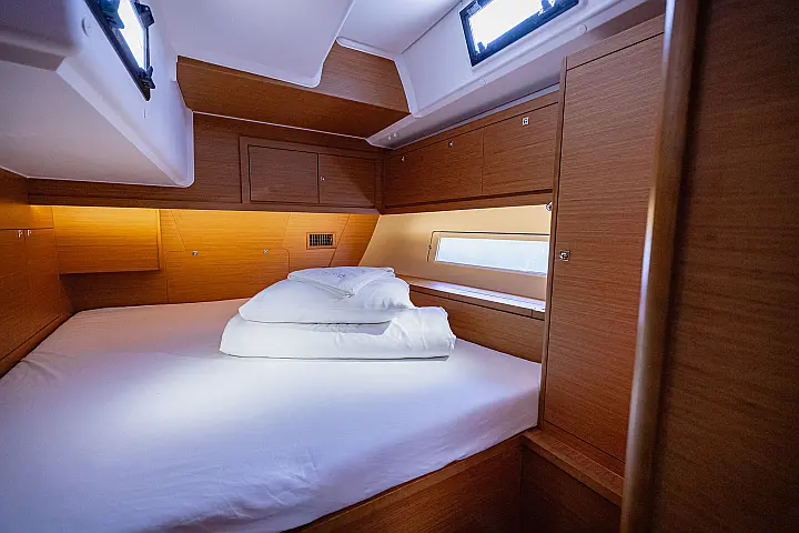 Dufour 470 owner layout - 