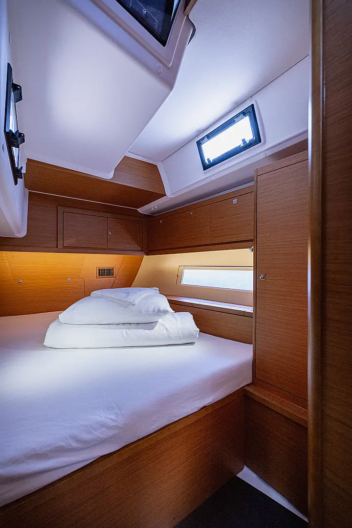 Dufour 470 owner layout - 