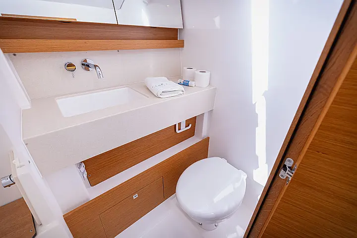 Dufour 470 owner layout - 