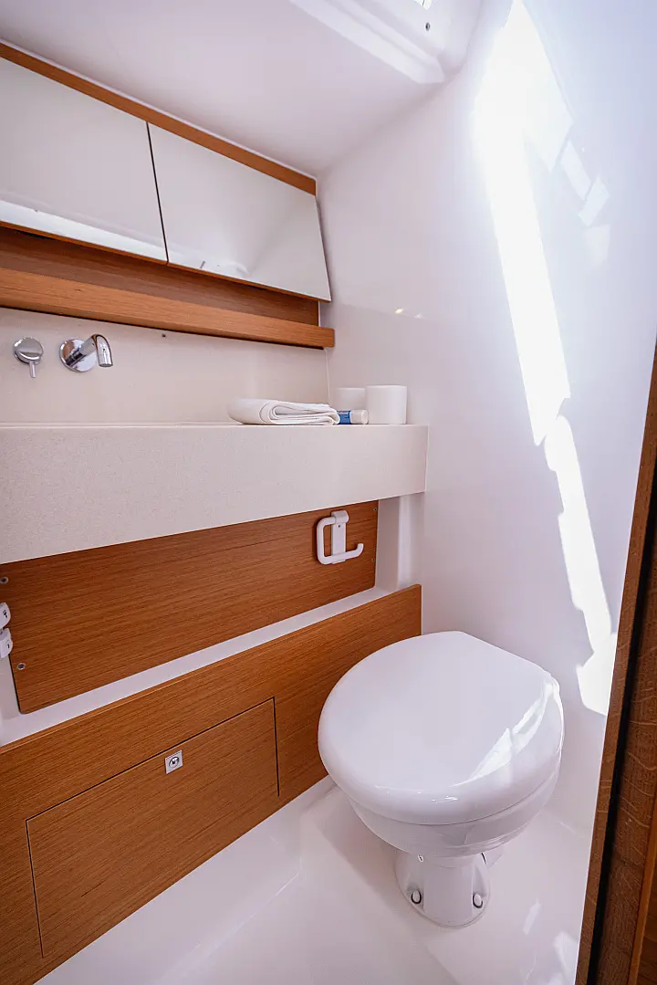 Dufour 470 owner layout - 