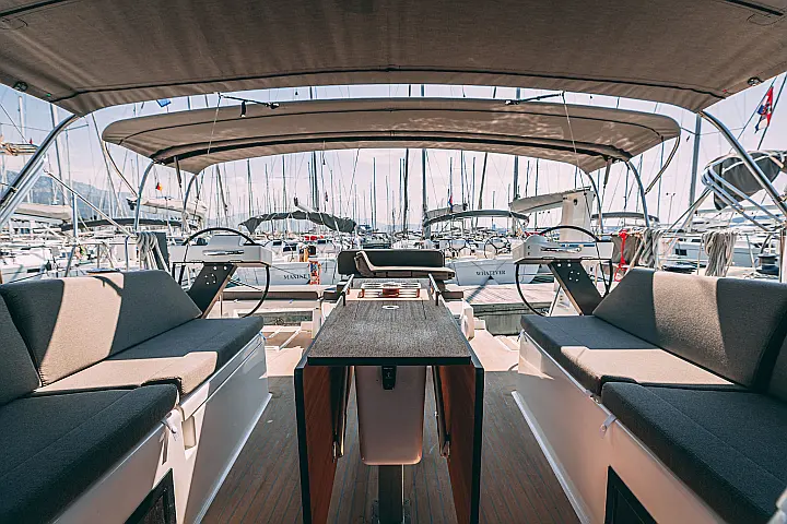 Dufour 470 owner layout - 
