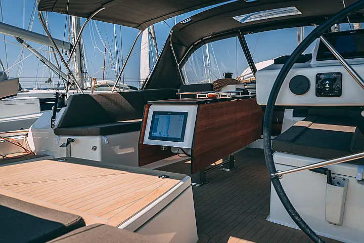 Dufour 470 owner layout - 