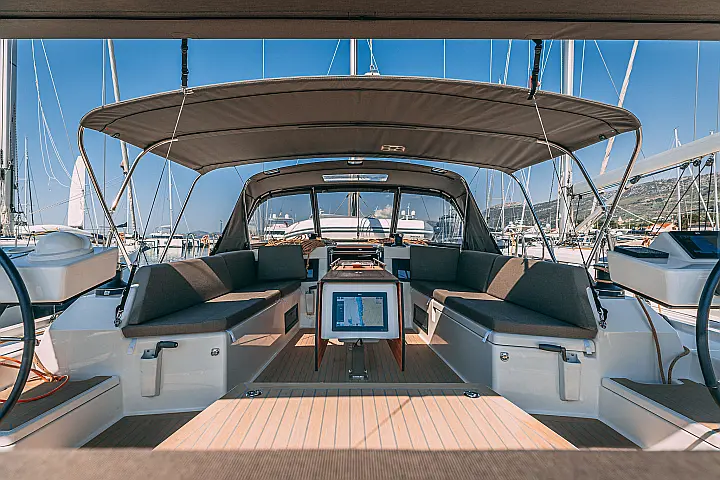 Dufour 470 owner layout - 
