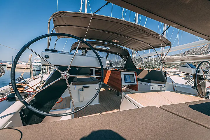 Dufour 470 owner layout - 