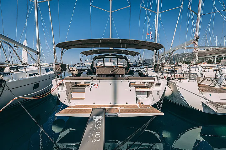 Dufour 470 owner layout - 