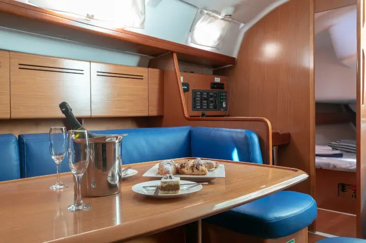 Cyclades 43.4 (2007) new full batten mainsail and dinghy 2012, bimini 2013, new genoa 2017, new upholstery 2017 - 