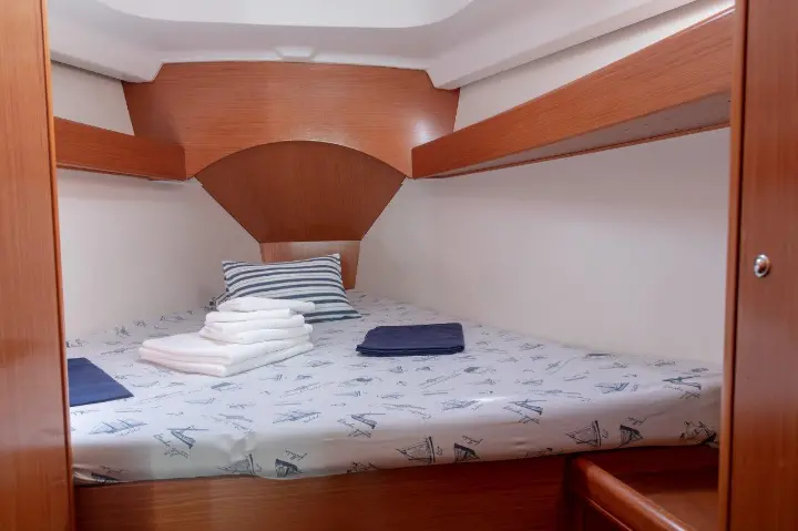 Cyclades 43.4 (2007) new full batten mainsail and dinghy 2012, bimini 2013, new genoa 2017, new upholstery 2017 - 