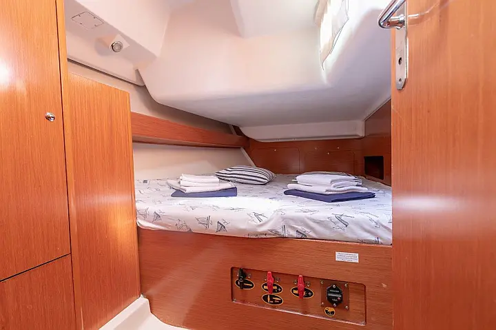 Cyclades 43.4 (2007) new full batten mainsail and dinghy 2012, bimini 2013, new genoa 2017, new upholstery 2017 - 