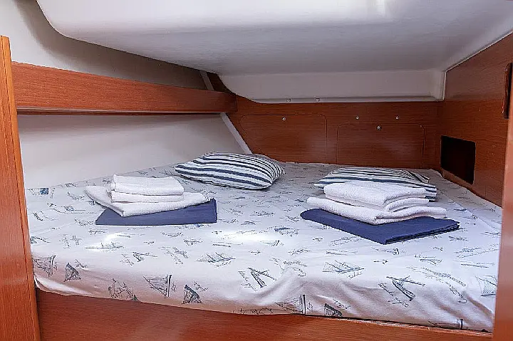 Cyclades 43.4 (2007) new full batten mainsail and dinghy 2012, bimini 2013, new genoa 2017, new upholstery 2017 - 