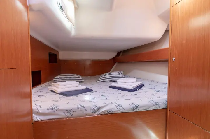 Cyclades 43.4 (2007) new full batten mainsail and dinghy 2012, bimini 2013, new genoa 2017, new upholstery 2017 - 