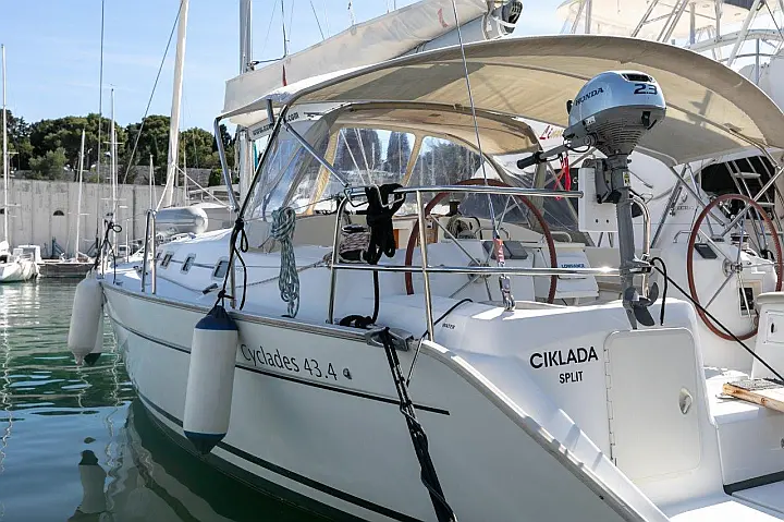 Cyclades 43.4 (2007) new full batten mainsail and dinghy 2012, bimini 2013, new genoa 2017, new upholstery 2017 - 