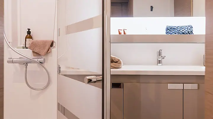 Aura 51 - (5D+2 skippers' cabin) - 
