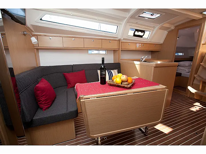 Bavaria Cruiser 37 - External image