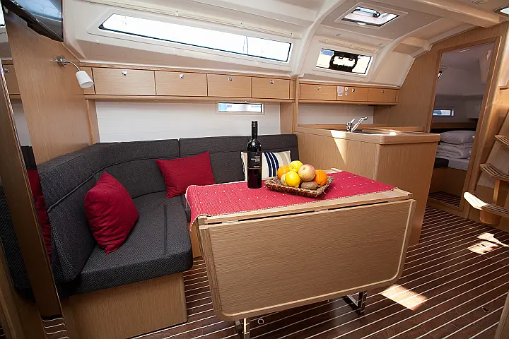 Bavaria Cruiser 37 - 