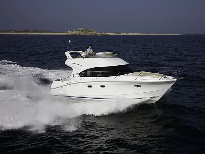 Beneteau Antares 36 - External image
