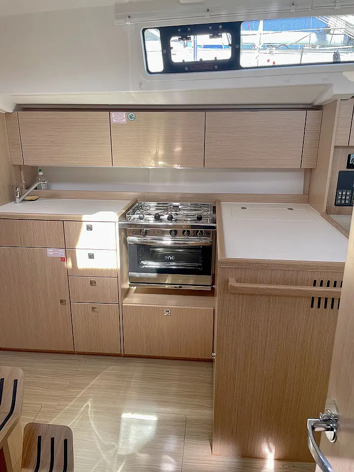 Bavaria C38 - 