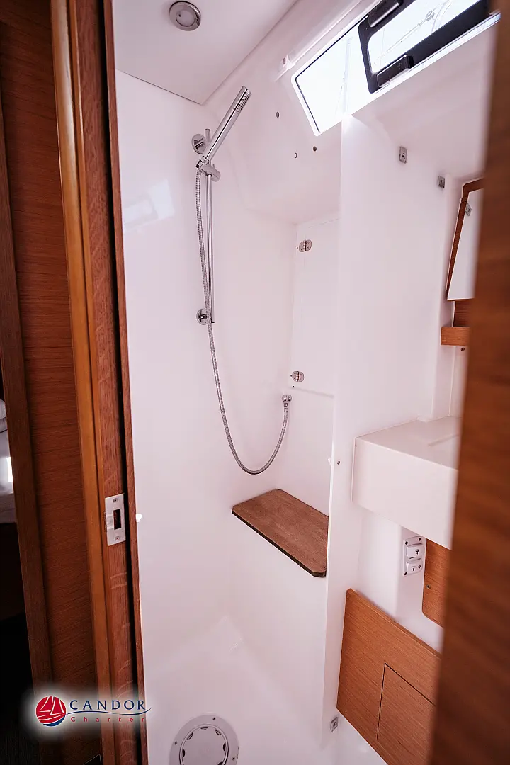 Dufour 470 owner layout - 