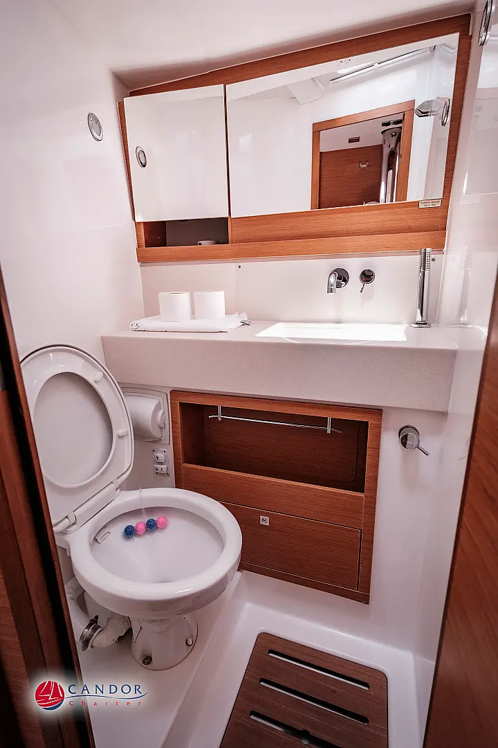 Dufour 470 owner layout - 