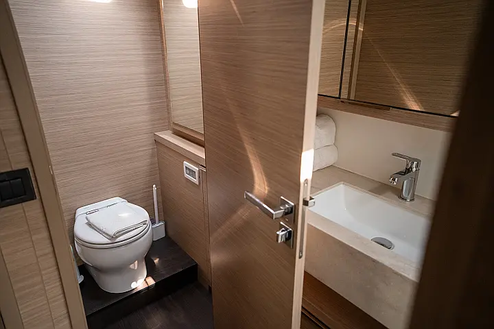 Lagoon 55 - Toilet