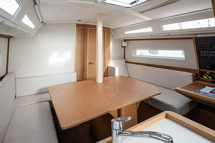 Sun Odyssey 380 - Dinette