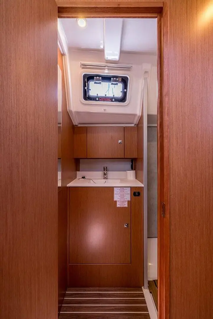 Bavaria C42 - 