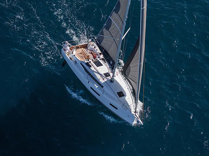 Sun Odyssey 350 - External image