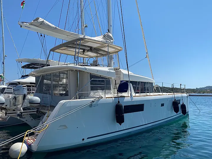 Lagoon 52F (5 cab) - External image