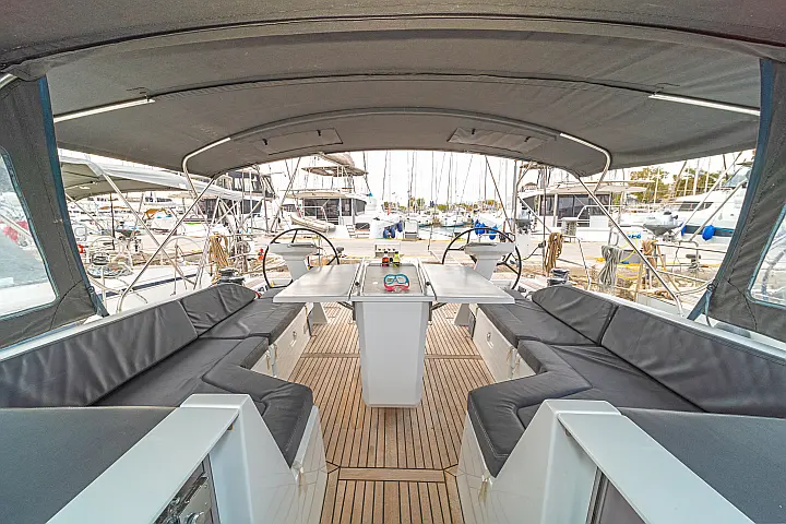 Oceanis 51.1 (5+1 cab) A/C & GEN - 