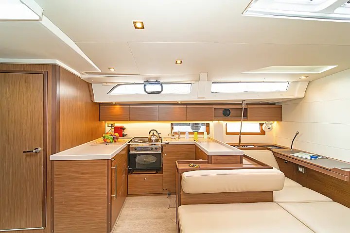 Oceanis 51.1 (5+1 cab) A/C & GEN - 