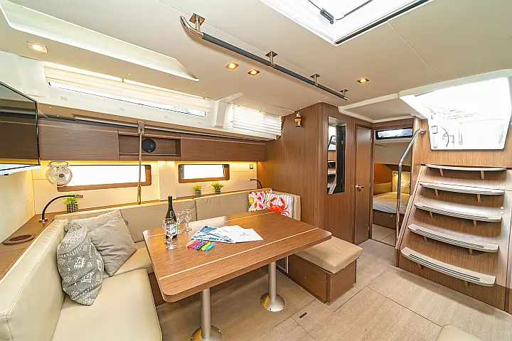 Oceanis 51.1 (5+1 cab) A/C & GEN - 
