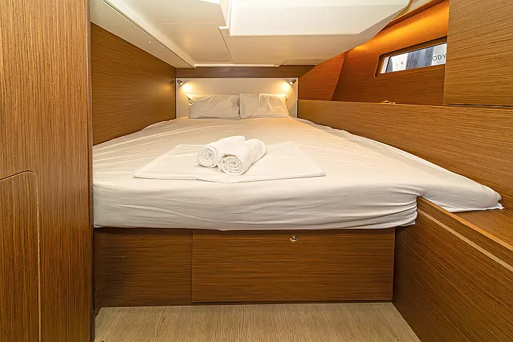 Oceanis 51.1 (5+1 cab) A/C & GEN - 
