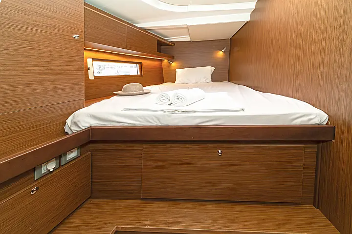 Oceanis 51.1 (5+1 cab) A/C & GEN - 